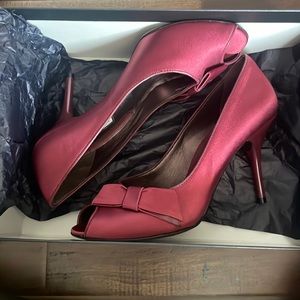 Burgundy via spiga open toe pumps. With a side small bow.